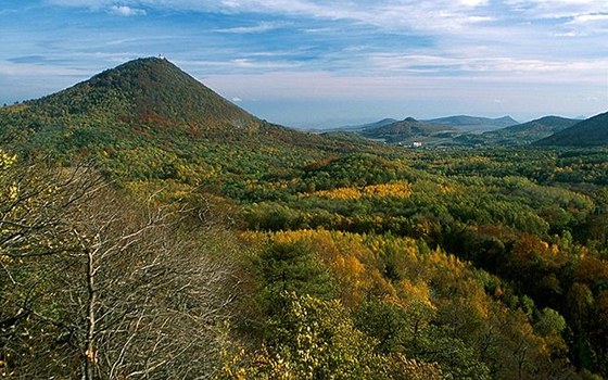 Vanu o rozmrech 4,5x2x1,3 metry musel na vrchol Mileovky dopravit vrtulník.