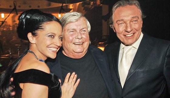 Pavel Vrba s Lucií Bílou a Karlem Gottem na fotografii z roku 2008