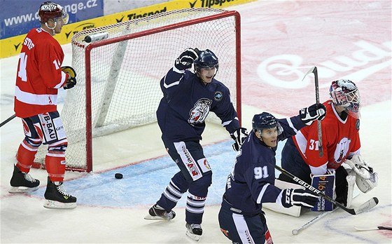 Liberetí hokejisté se radují z gólu proti Belrínu v utkání European Trophy.