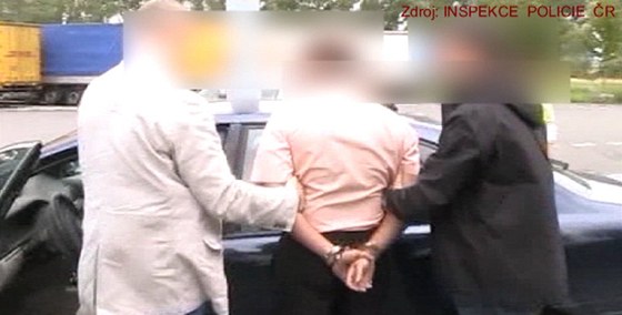 Inspektoi zatýkají policistu, který na Ruzyni podvádl s nekolkovanými