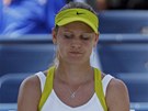 ZKLAMAN. esk tenistka Lucie afov sed zklaman na lavice bhem utkn
