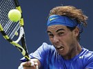 NAPJAT BICEPSY. Rafael Nadal vrac der svmu soupei Davidu Nalbandianovi ve