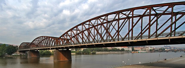 Chátrající železniční most v Praze v září 2011 Chátrající železniční most v Praze v září 2011