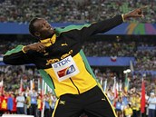 TRADIN GESTO. Usain Bolt zdrav fanouky pi vyhlaovn nejlepch tafet na
