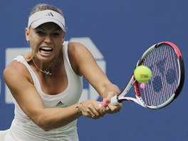 Dnka Caroline Wozniack returnuje v utkn tetho kola na US Open.