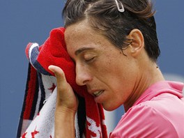 Francesca Schiavoneov z Itlie si utr pot z ela bhem zpasu na US Open.