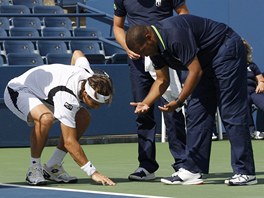 POÁD JE TAM VODA. panlský tenista David Ferrer ukazuje, e kurt Louise