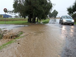 Voda na silnici po velké boui v Mín na Vysoin 5. záí 2011. Vodní laguna