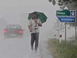 Boue a silné peháky komplikovaly dopravu ve Svaenov u Velkého Meziíí 5.