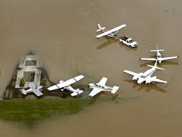 Letadla na zatopené ranveji ve mst Bloomsburg ve stát Pensylvánie. Zamstnanci letit se je snaí ped stoupající ekou Susquehanna odtáhnout na vyvýené místo.