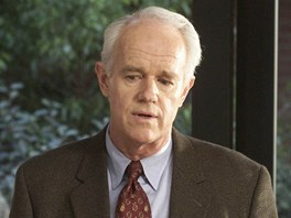 Trappera nahradil v seriálu B.J. Hunnicutt, kterého hrál Mike Farrell.