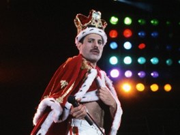 Freddie Mercury na koncertu ve Wembley v roce 1986