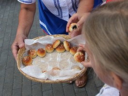 Desítky stánk nabízely erstvé zemdlské produkty. Lidé na Mendlov námstí