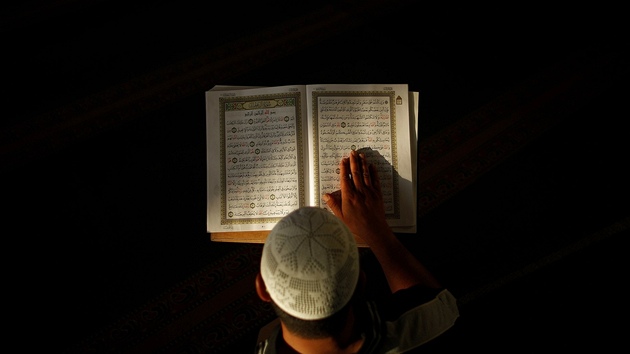 Muslimský chlapec studuje korán. Ilustrační foto Muslimský chlapec studuje korán. Ilustrační foto