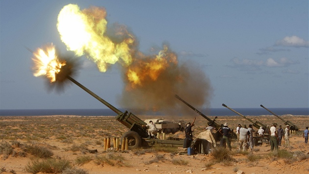 Dlostelectvo povstaleckých bojovník v libyjské pouti (8. záí 2011)