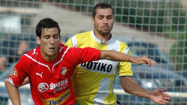 POSILA. Domažlický Martin Knakal (vzadu) v derby ČFL proti Viktorii Plzeň B. POSILA. Domažlický Martin Knakal (vzadu) v derby ČFL proti Viktorii Plzeň B.