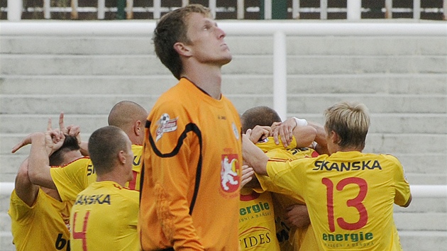 Hradecký branká Jií Lindr se tváí hodn zkrouen. V pozadí oslavují gól