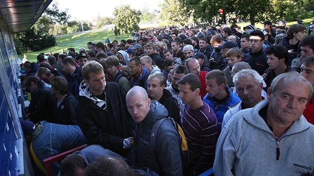 Fronta zájemc o lístky na Ligu mistr u stadionu v Plzni