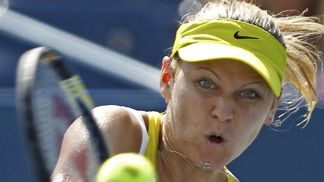 RETURN. eská tenistka Lucie afáová returnuje v utkání s Niculescuovou. Vbec
