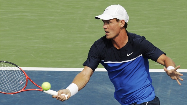 eský tenista Tomá Berdych zahrává míek v utkání tetího kola na US Open.