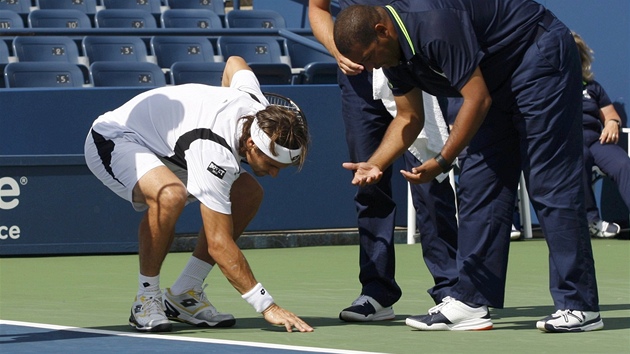 POÁD JE TAM VODA. panlský tenista David Ferrer ukazuje, e kurt Louise