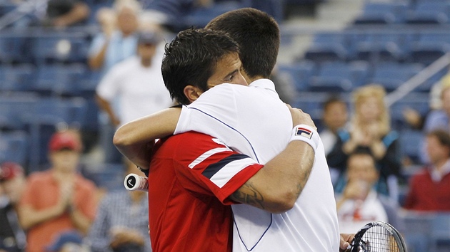 KAMARDI. Srbsk tenista Janko Tipsarevi (vlevo) prv vzdal tvrtfinle US Open krajanu Djokoviovi. U st se s nm ptelsky objal.