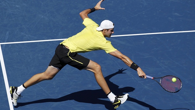 DLOUHÁN. Americký tenista John Isner se natahuje po míi ve tvrtfinále US Open.