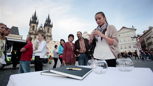 Kondolenní kniha na Staromstském námstí v Praze (7. záí 2011)