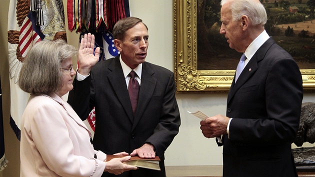 David Petraeus skládá písahu do rukou amerického viceprezidenta Joea Bidena