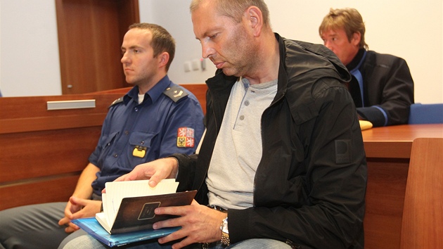 Milo Almásy, len gangu bývalých policist, u Mstského soudu Brno.