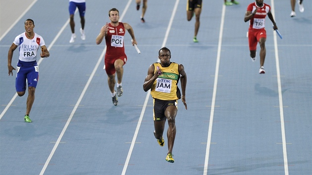 BLESKOVÝ FINI. Usain Bolt zvládl závrený úsek tafety ve fantastickém tempu