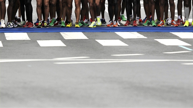 závodníci na startu maratonu na atletickém MS v Tegu