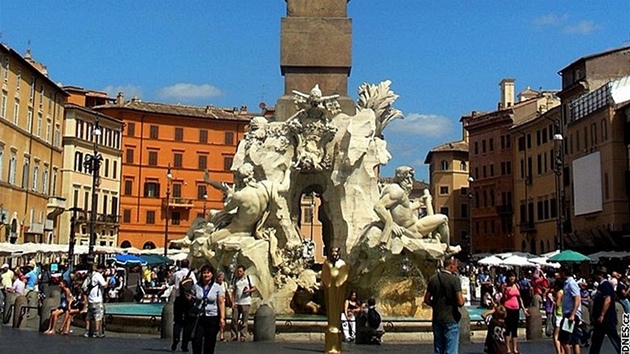 ímská fontána di Trevi je stále v obleení turist. Nekoupat se!, vzkazuje ímská radnice.