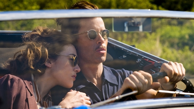 Kate Winsletová a Guy Pearce v minisérii HBO Mildred Piercová (2011) Kate Winsletová a Guy Pearce v minisérii HBO Mildred Piercová (2011)
