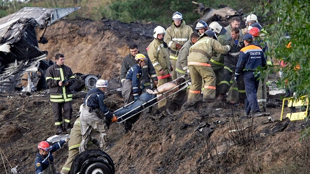 Záchranái vynáejí tlo jedné z obtí letecké havárie u ruské Jaroslavli. (7.