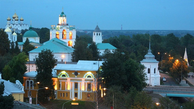 Ruské Jaroslavli dominuje katedrála Nanebevzetí Panny Marie (vlevo)