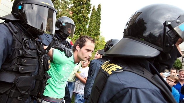 Ve Varnsdorfu si policie pila pro organizátora protest Lukáe Kohouta.