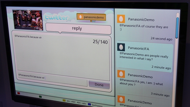 Úplnou novinkou je integrace Twitteru. Zatímco ve velkém okn sledujete obraz