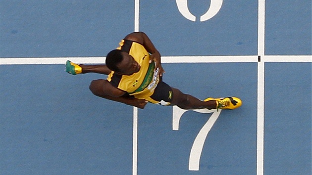 SÁM VOJÁK V CÍLI. Usain Bolt vyhrává rozbh na 200 metr.