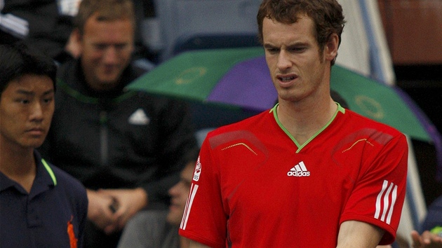 ZASE PRÍ. Andy Murray chytá v pauze mezi výmnami kapky det.