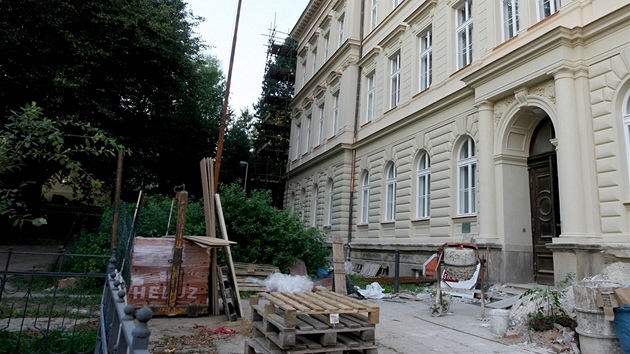 Budovu bývalé základní školy na Rubešově náměstí opravili za milionů korun. Budovu bývalé základní školy na Rubešově náměstí opravili za milionů korun.
