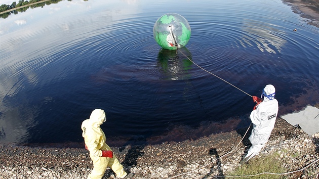 Greenpeace provozují zorbing na peerpávací nádri Lhotka