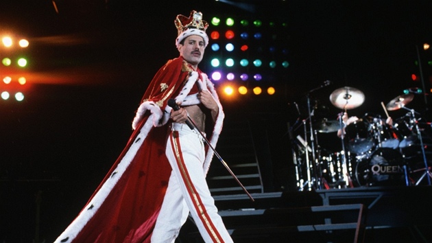 Freddie Mercury na koncertu ve Wembley v roce 1986 Freddie Mercury na koncertu ve Wembley v roce 1986