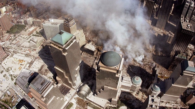 Letecký pohled na WTC po útocích 11. září 2001 Letecký pohled na WTC po útocích 11. září 2001