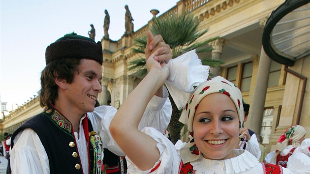 Taneníci chodského souboru Mrákov na 16. Karlovarském folklorním festivalu. 