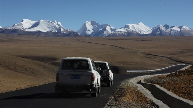 Po silnicích k hranici s Indií nebo Nepálem jezdí i turisté, hlavn jsou ale