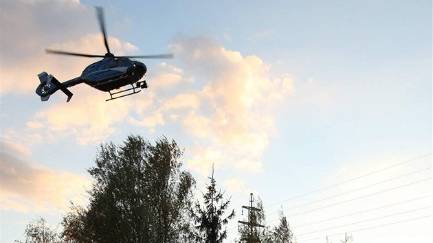 Policejní helikoptéra prohledává terén na okraji Prostějova, kde z budovy Policejní helikoptéra prohledává terén na okraji Prostějova, kde z budovy