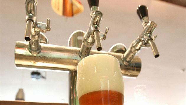 Čerstvě natočené pivo. Čerstvě natočené pivo.