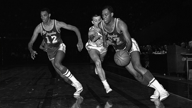Elgin Baylor (vpravo) z Lakers vyvázl z letecké havárie jako mladíček. Hrozilo Elgin Baylor (vpravo) z Lakers vyvázl z letecké havárie jako mladíček. Hrozilo