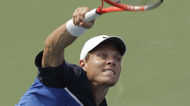 BOJ O 4. KOLO US OPEN. Tenista Tomá Berdych podává v zápase proti Srbovi Janku